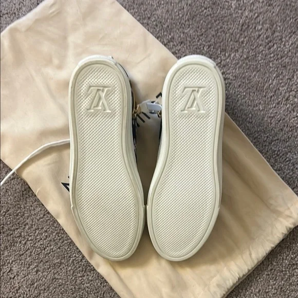 PLEASE READ SIZE INFORMATION: 
36 Poshmark doesn’t have the option of size E36 - Picture 4 of 5